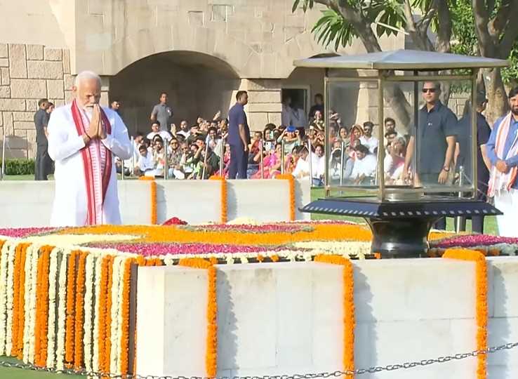 पीएम मोदी ने महात्मा गांधी, अटल बिहारी वाजपेयी के समाधि स्थल जाकर दी श्रद्धांजलि